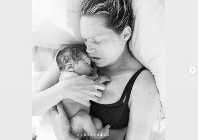 Ünlü Oyuncu Erin Foster'ın Suda Doğum Yaparak Dünyaya Getirdiği Kızı Noa