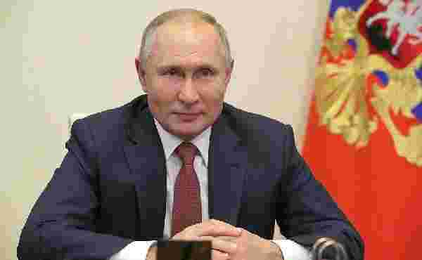 Putin, Yunanistan'ın 'bağımsızlık günü' davetini elinin tersiyle itti
