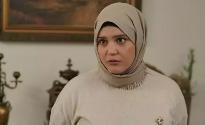 Kızılcık Şerbeti'nin Nilay'ı Feyza Civelek'in kombini sosyal medyada olay oldu! Parlak elbise beğenilmedi