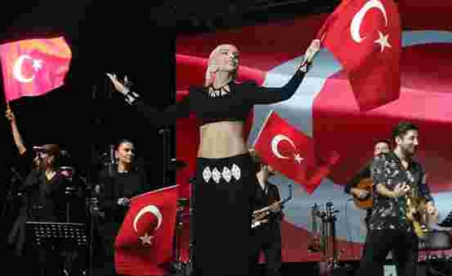 Eskişehir'de Gülşen'in '29 Ekim' konserini 50 bin kişi izledi