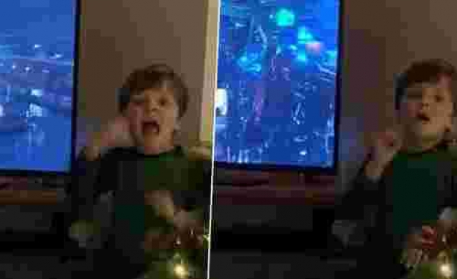 İşitme Engelli Ebeveynleri İçin Televizyondaki Filmi İşaret Diline Çeviren 4 Yaşındaki Çocuk!