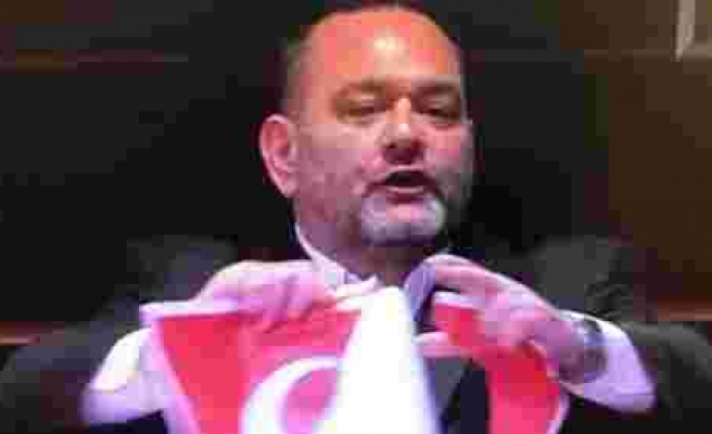 Yunan Milletvekili Loannis Lagos'tan Çirkin Provokasyon: Türk Bayrağını Yırttı!