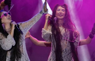Hande Yener, Uluslararası Kiraz Festivali'nde Coşkulu Performans Sergiledi