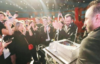 Sadri Alışık Tiyatro ve Sinema Oyuncu Ödülleri Töreninden Sürpriz Kutlama