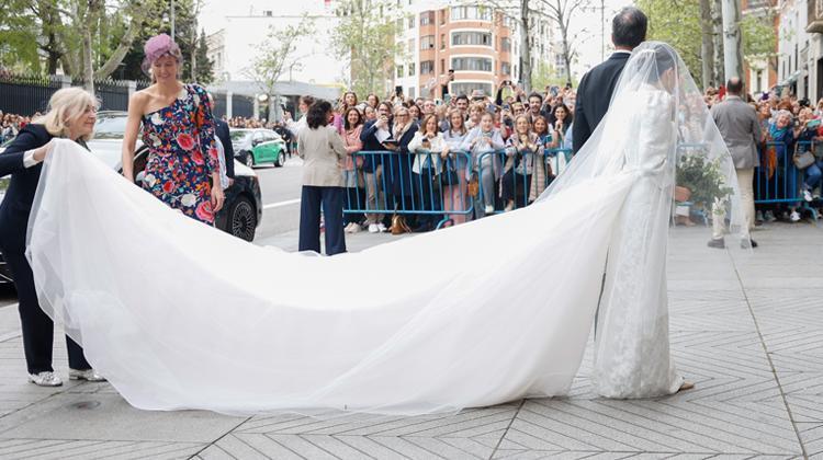 İlginç Tanışma ve Evlilik Töreni: Jose Luis Martinez Almeida ve Teresa Urquijo