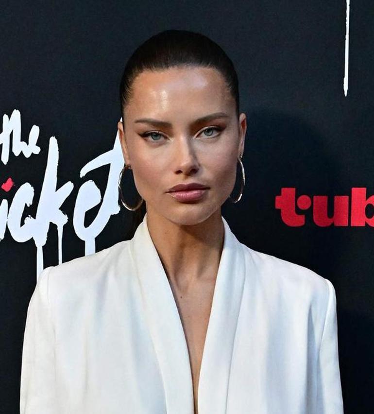 Adriana Lima'nın Doğal Güzelliğiyle Dikkat Çektiği Etkinlikte Büyüledi