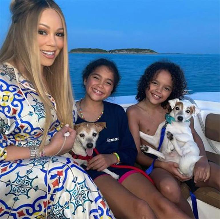 Ünlü Şarkıcı Mariah Carey, Aynı Günde Annesi ve Ablasını Kaybetti