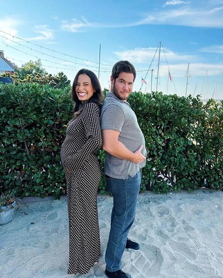 Adam Devine ve Chloe Bridges Mutlu Bir Aile Olmanın Heyecanını Yaşıyor