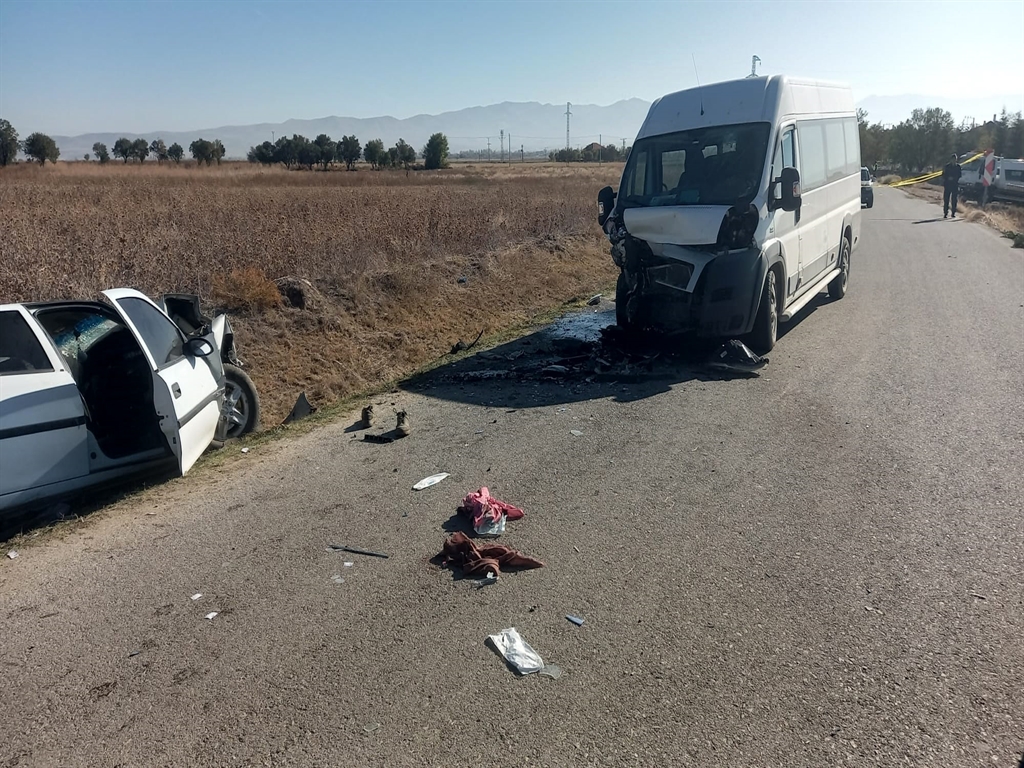 Alagöz Köyü'nde Okul Servisi ile Otomobil Çarpıştı: 4 Kişi Hayatını Kaybetti