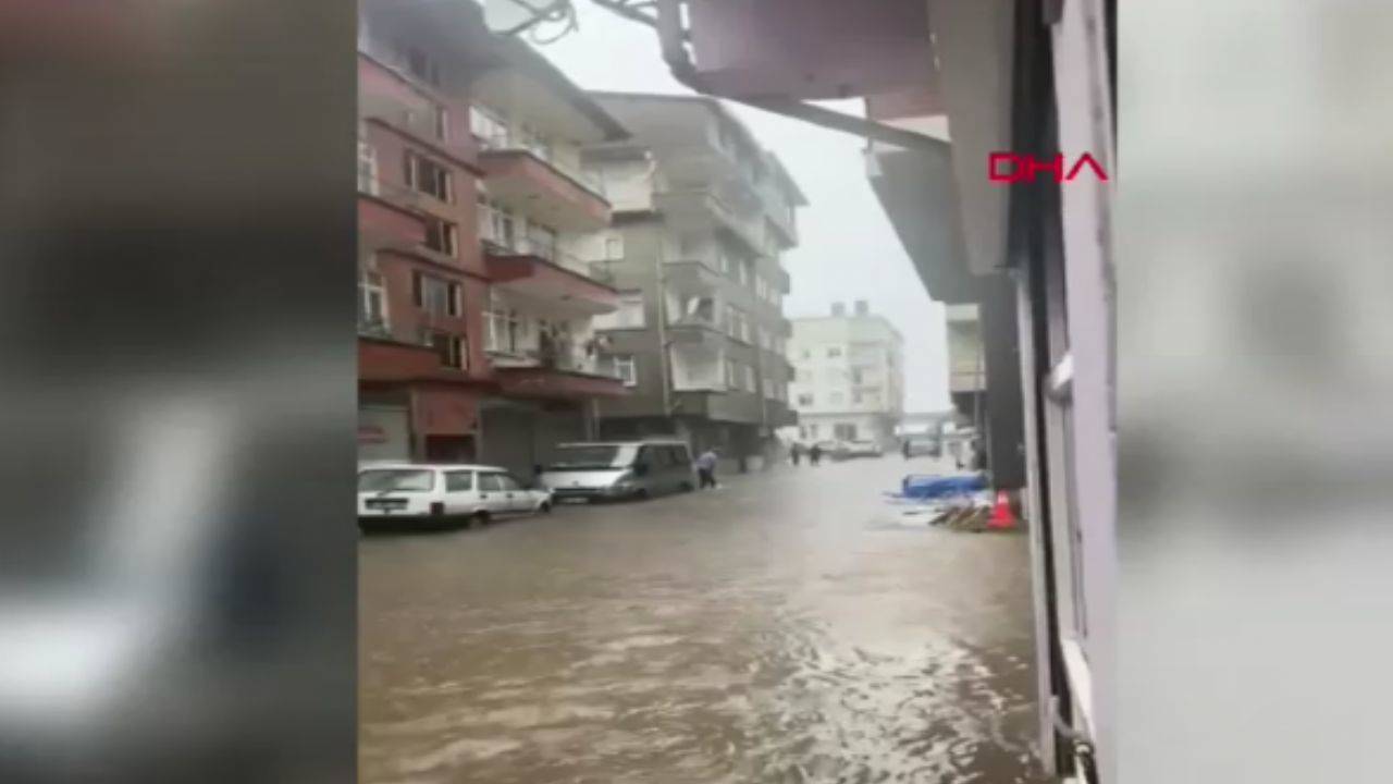 Artvin’de Sağanak Yağış ve Heyelan: Hopa’da 6 Araç Hasar Gördü