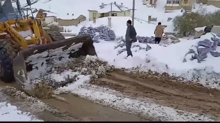 Başkale'de Karla Mücadele: Sualtı Mahallesi'nde Ulaşım Zorlukları