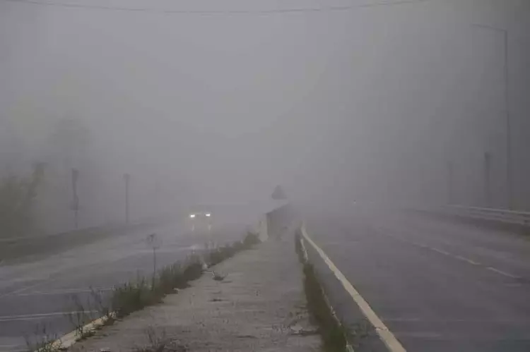 Bolu Dağı'nda Yoğun Sis ve Sağanak Yağış Sürücüleri Zorladı