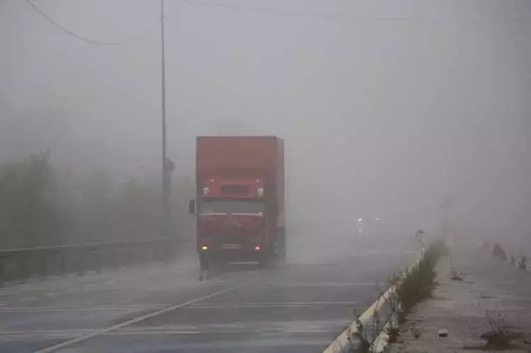 Bolu Dağı'nda Yoğun Sis ve Sağanak Yağış Sürücüleri Zorladı