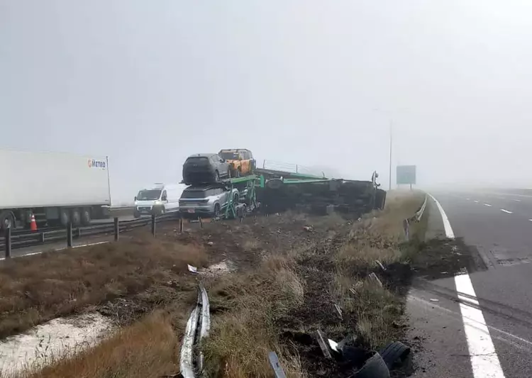 Bolu Yeniçağa'da Devrilen TIR Kazasında 8 Sıfır Cip Zarar Gördü