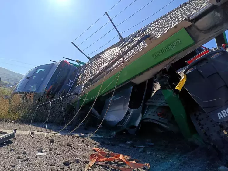 Bolu Yeniçağa'da Devrilen TIR Kazasında 8 Sıfır Cip Zarar Gördü