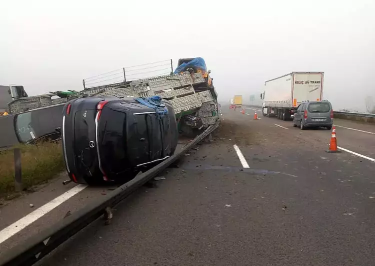 Bolu Yeniçağa'da Devrilen TIR Kazasında 8 Sıfır Cip Zarar Gördü