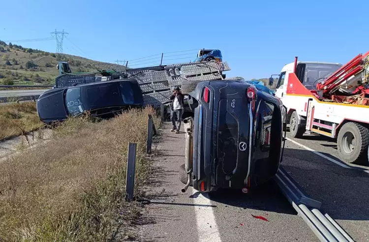 Bolu Yeniçağa'da Devrilen TIR Kazasında 8 Sıfır Cip Zarar Gördü