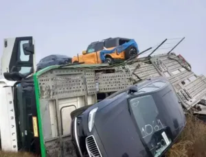 Bolu Yeniçağa’da Devrilen TIR Kazasında 8 Sıfır Cip Zarar Gördü