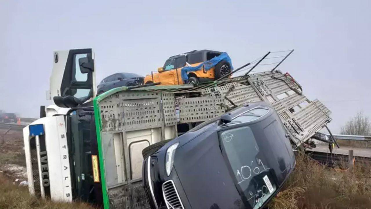 Bolu Yeniçağa’da Devrilen TIR Kazasında 8 Sıfır Cip Zarar Gördü