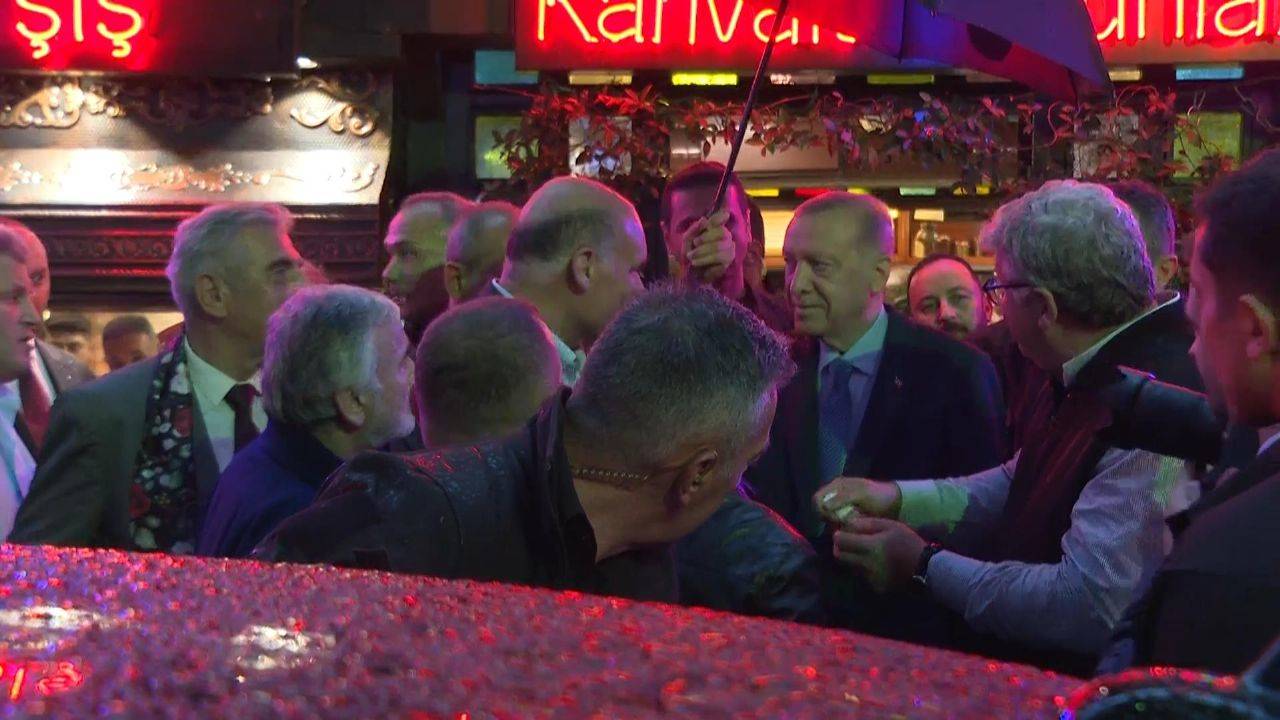 Cumhurbaşkanı Erdoğan Üsküdar’da Esnafı Ziyaret Etti