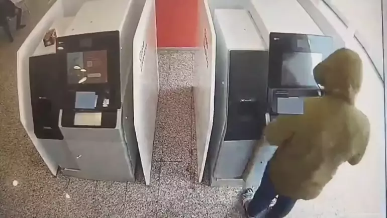 Kapüşonlu Dolandırıcılar ATM’den Paraları Çekti