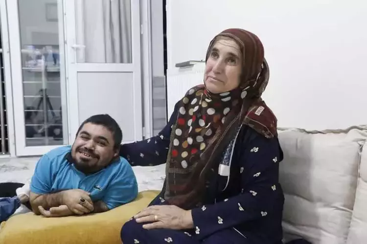 Diyarbakır'da Engelli Oğullarını Taşıyan Anne Sultan Şenses'in Mücadelesi