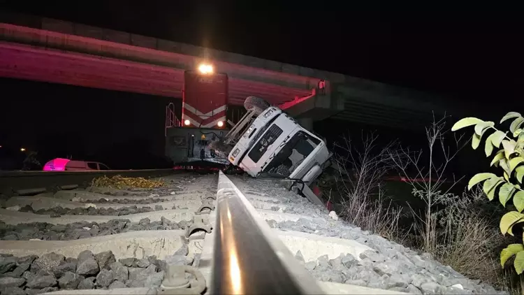 Edirne'de Tren Kazası: Beton Pompası Kamyonuna Çarpma