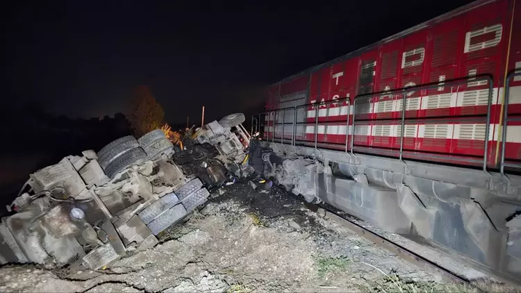 Edirne'de Yolcu Treni Beton Pompası Kamyonuna Çarptı