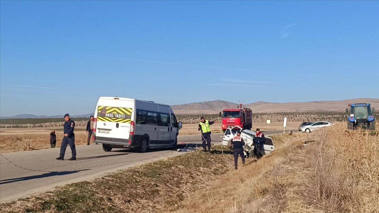 Feci Kaza: Okul Servisi ve Otomobil Çarpıştı