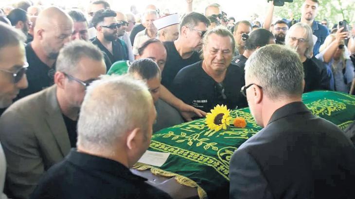 Hacı Mustafa Beşikçioğlu Camii’nde Gerçekleştirilen Cenaze Törenine Ünlü İsimler Katıldı