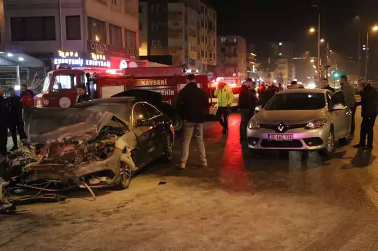 Kayseri'de Trafik Kazası Sonrası Yangın: Dört Yaralı