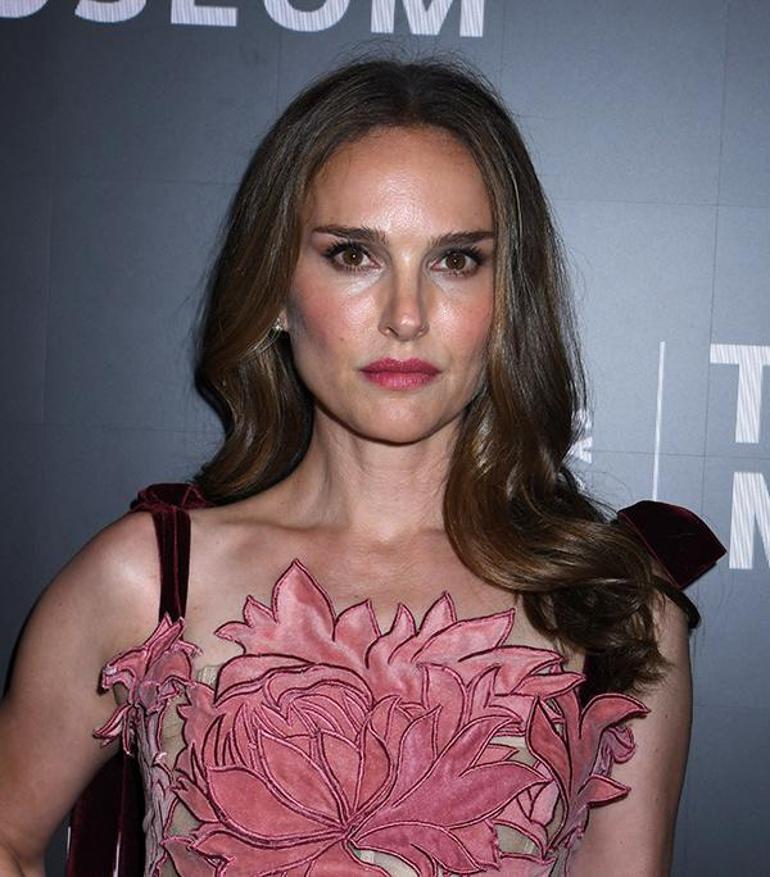 Natalie Portman'ın Ballon d'Or Törenindeki Parlayan Yıldızlığı ve Kişisel Zorlukları