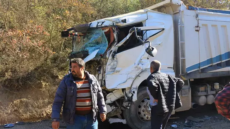 Tokat’ta Hafriyat Kamyonları Kafa Kafaya Çarpıştı