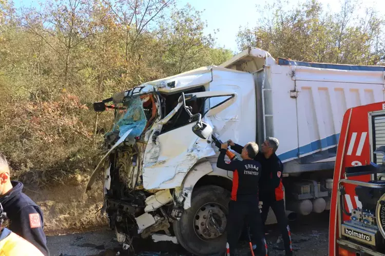 Tokat'ta Hafriyat Kamyonları Kafa Kafaya Çarpıştı