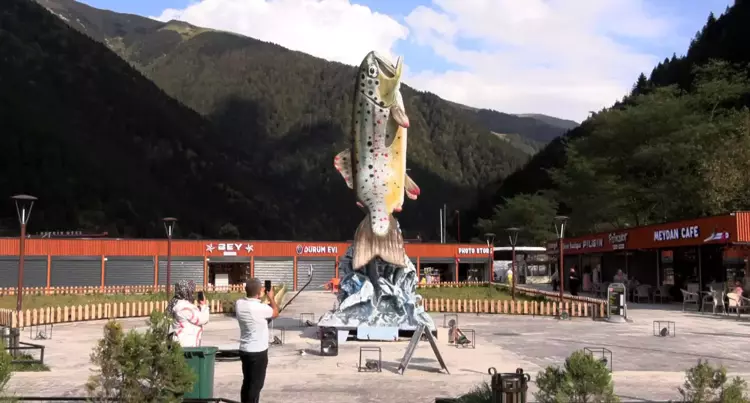 Uzungöl'de Kırmızı Benekli Alabalık Heykeli Açıldı