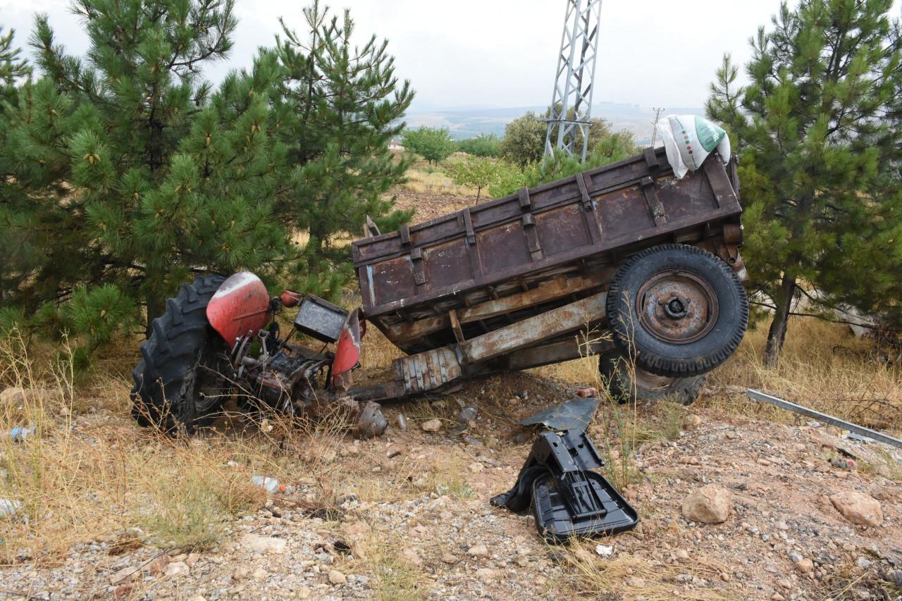 Feci Kaza: Yolcu Otobüsü ile Traktör Çarpıştı