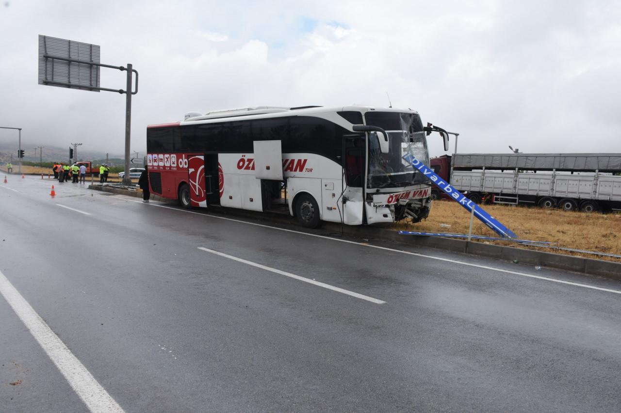 Yolcu Otobüsü ile Traktör Çarpıştı: 1 Ölü, 1 Yaralı