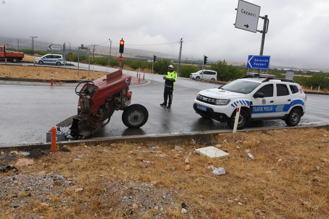 Yolcu Otobüsü ile Traktör Çarpıştı: 1 Ölü, 1 Yaralı