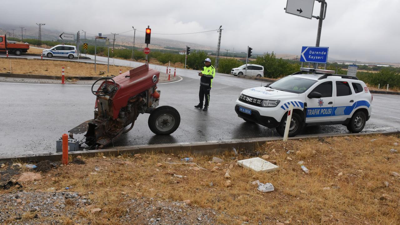 Yolcu Otobüsü ile Traktör Çarpıştı: 1 Ölü, 1 Yaralı