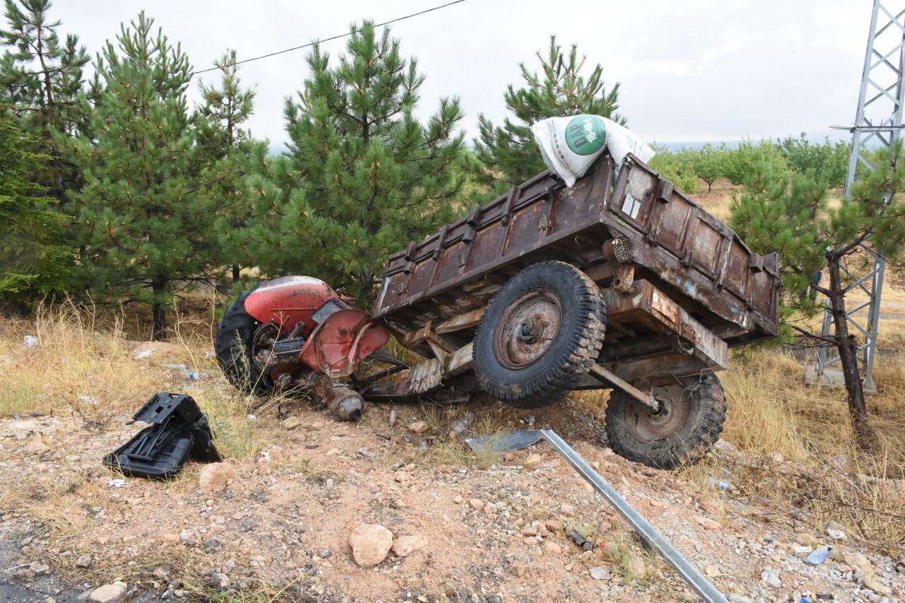 Yolcu Otobüsü ile Traktör Çarpıştı: 1 Ölü, 1 Yaralı