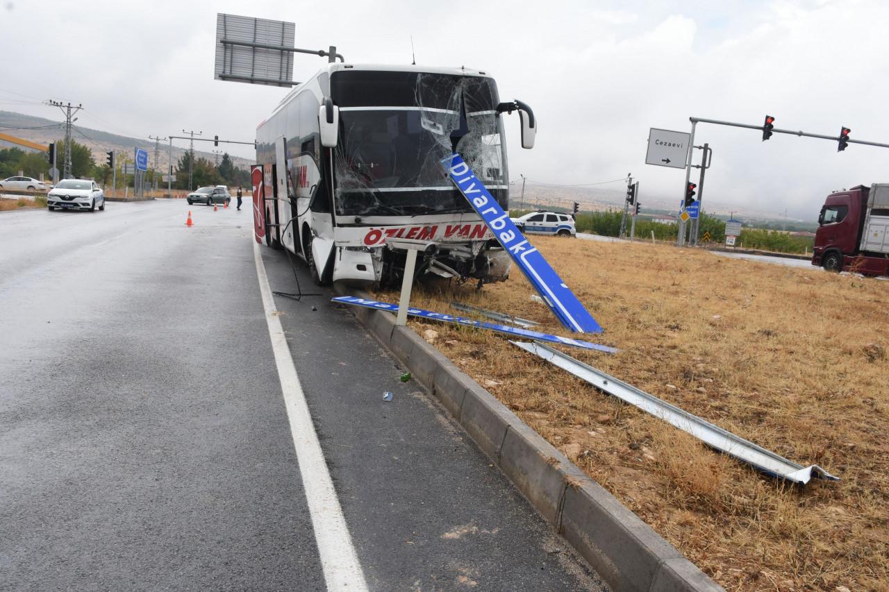 Yolcu Otobüsü ile Traktör Çarpıştı: 1 Ölü, 1 Yaralı