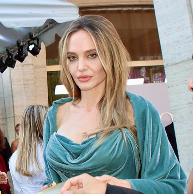 Angelina Jolie'nin Hayatı, Zorlukları ve Kariyeri