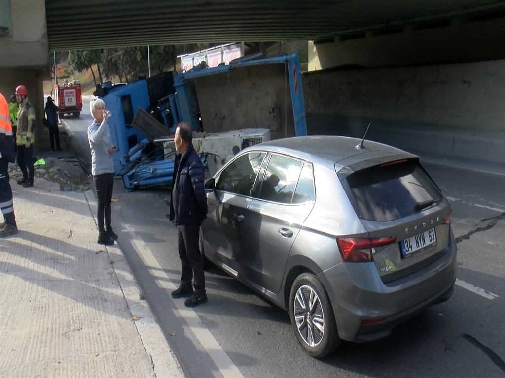 Bakırköy'de İSKİ Vinç Üst Geçide Çarparak Devrildi