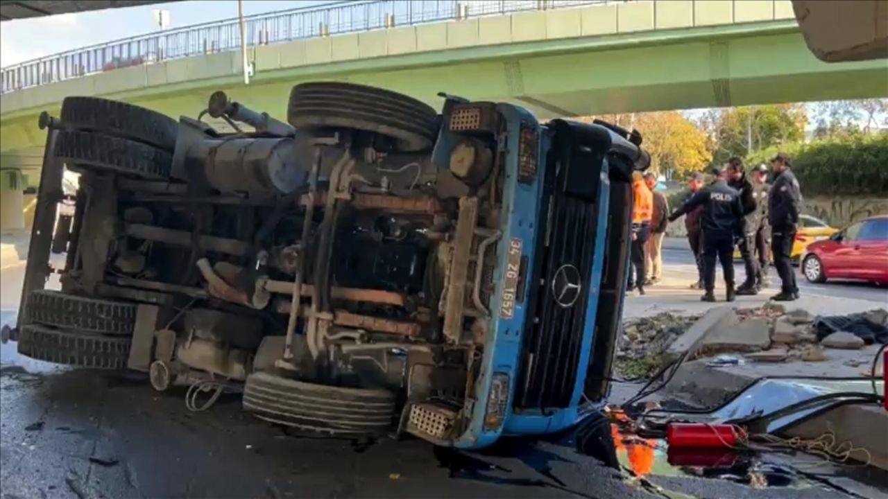 Bakırköy’de İSKİ Vinç Üst Geçide Çarparak Devrildi