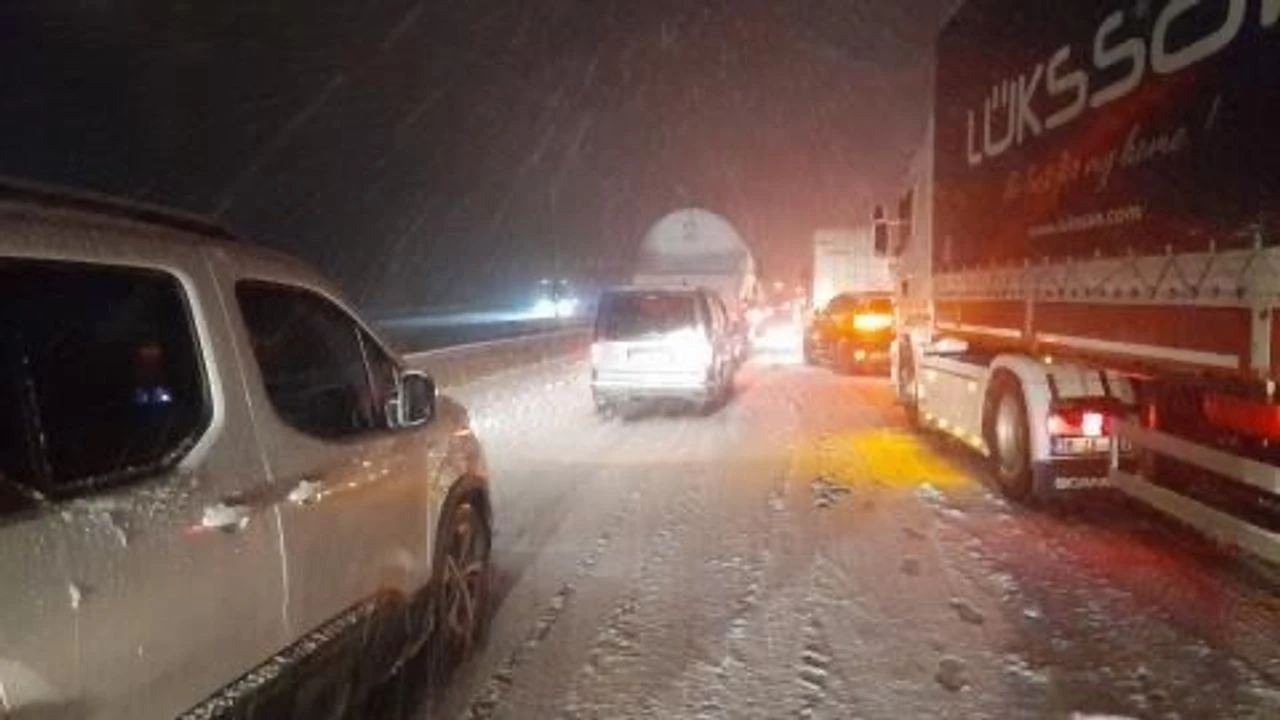 Bolu’da Yoğun Kar Yağışı Ulaşımı Felç Etti