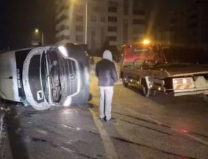 Bursa’da İşçi Servisi ile Otomobil Çarpıştı: 8 Yaralı