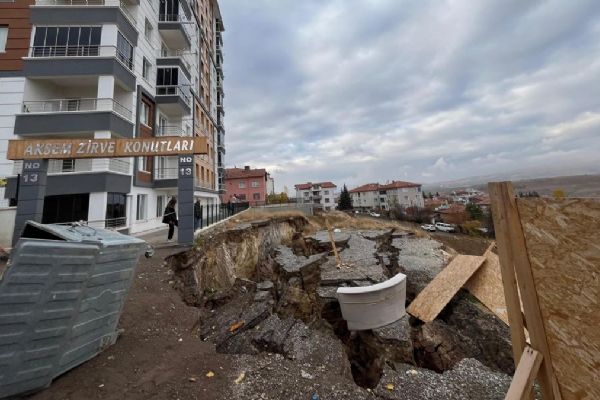 Elmadağ’da Toprak Kayması: İnşaat Çalışmaları Durdu