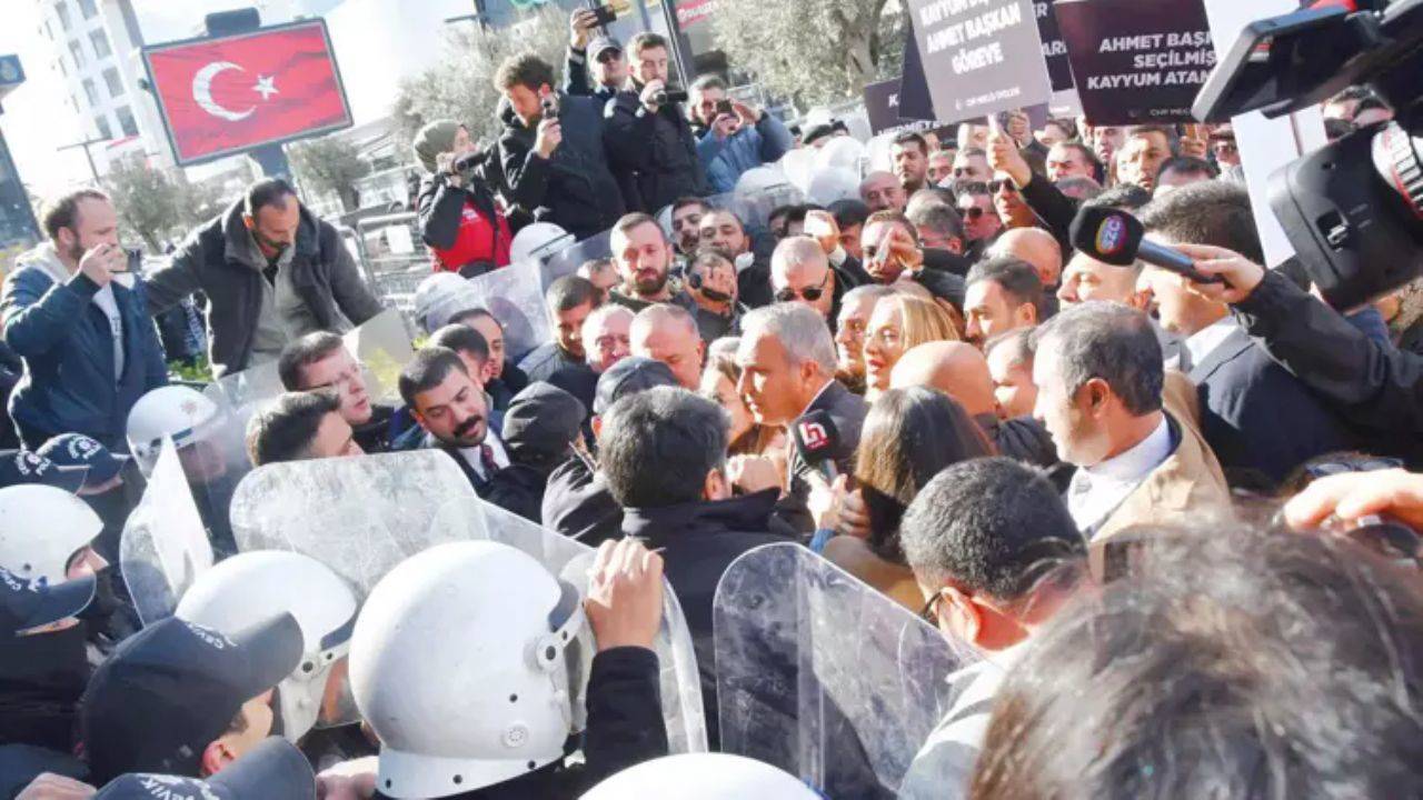 Esenyurt’ta Kayyum Atanmasına Tepki: CHP’li Meclis Üyeleri Protesto Etti