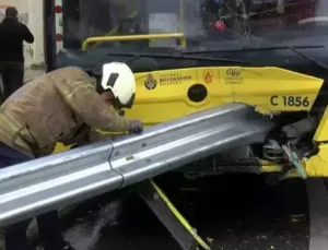 Kadıköy’de İETT Otobüsü Bariyere Çarptı