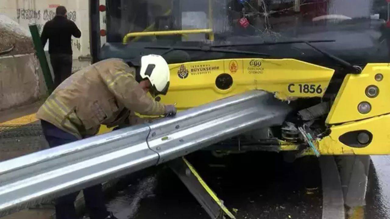 Kadıköy’de İETT Otobüsü Bariyere Çarptı